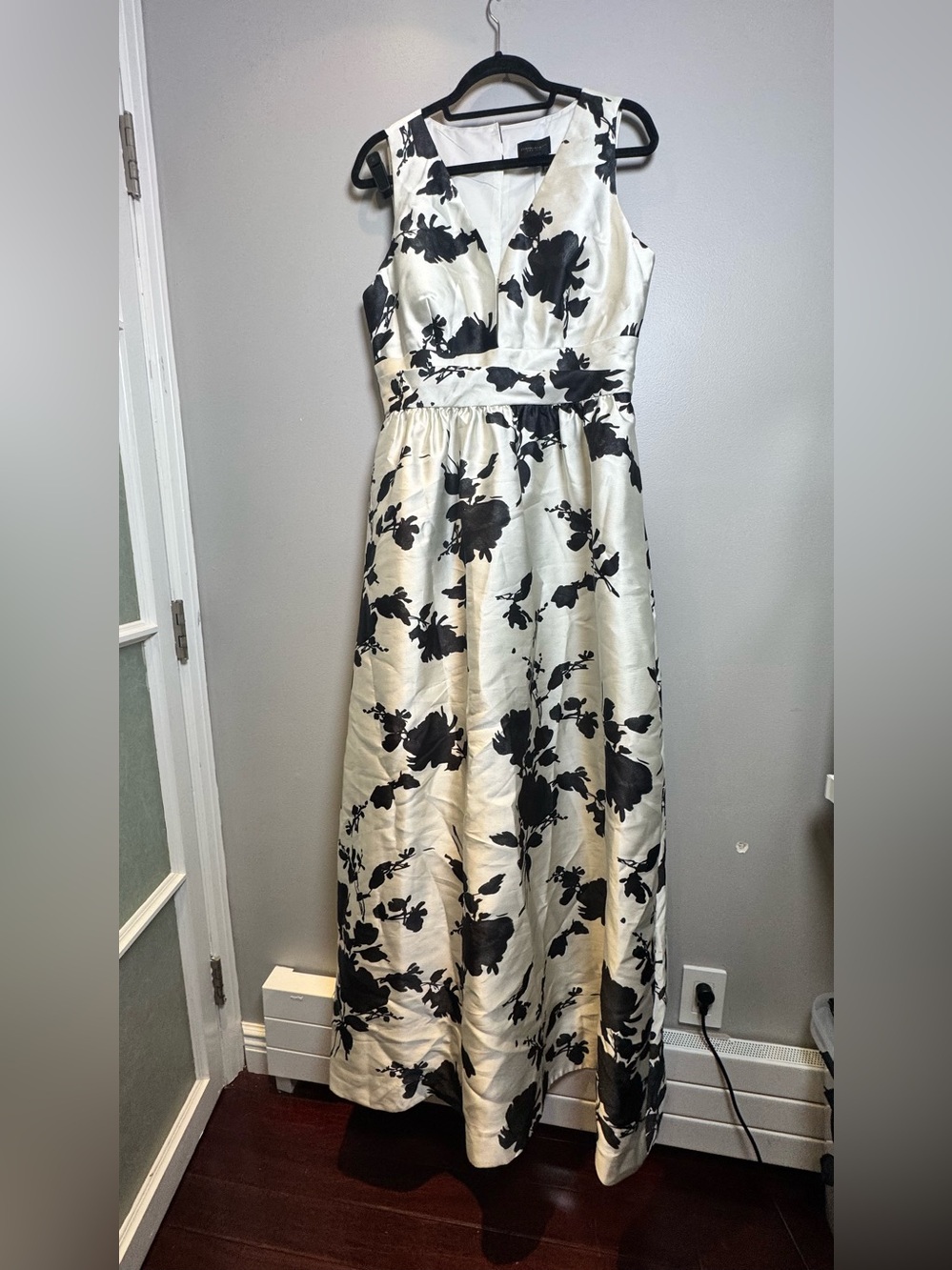 Donna Karan Black and White Floral V-Neck SLEEVELESS FIT AND FLARE GOWN - Picture 9 of 14